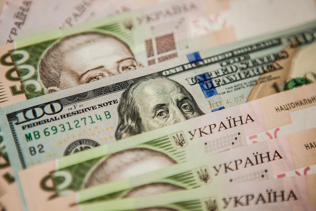 Курс гривни приближается к 28 грн за доллар
