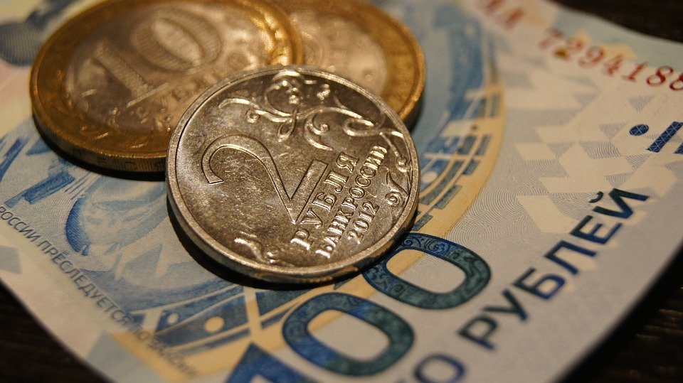 Последствия санкций: российский рубль продолжает дешеветь
