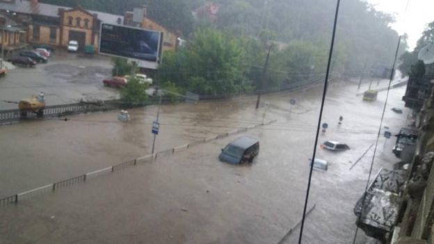 Во Львове из подтопленных машин эвакуировали 130 человек (фото, видео)
