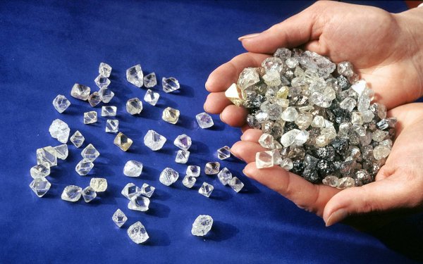Санкции на пользу: Крупнейший мировой алмазодобытчик АЛРОСА впервые опробовал продажу алмазов за рубли