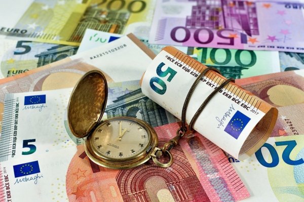 Официальный курс евро поднялся почти на пять рублей