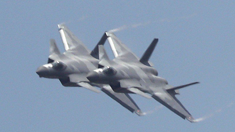 В Китае показали истребители пятого поколения J-20